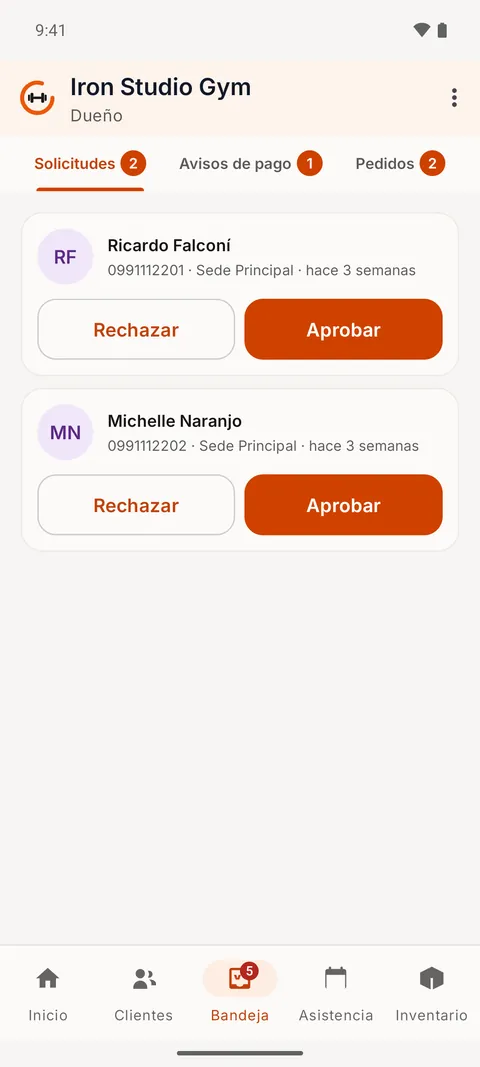 Bandeja de solicitudes con dos aspirantes y botones Aprobar y Rechazar