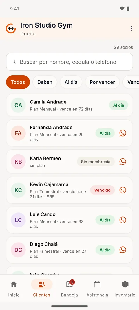 Lista de socios del modo dueño con estados al día, vencido y sin membresía, y botón de WhatsApp