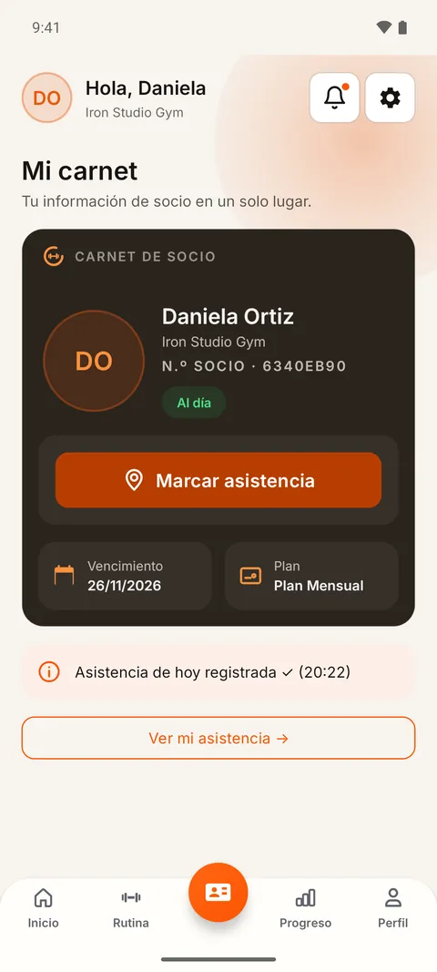 Carnet digital del socio con plan mensual al día y botones para marcar asistencia y ver su historial