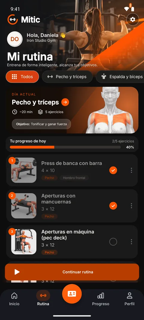 Rutina de la socia en modo oscuro, con el mapa muscular y las fotos de los ejercicios