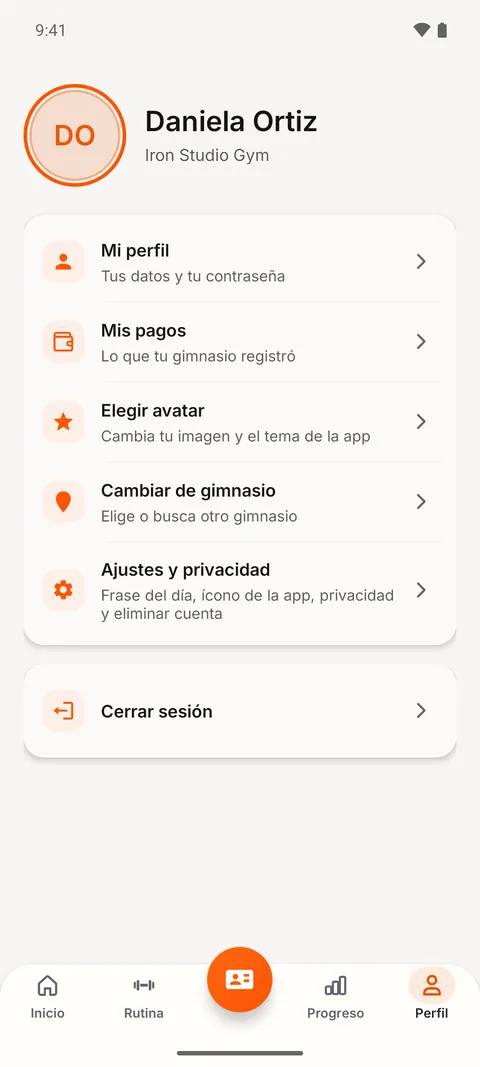 App del socio en Mitic: perfil con Mi perfil, Mis pagos, Elegir avatar, Cambiar de gimnasio, Ajustes y privacidad y Cerrar sesión