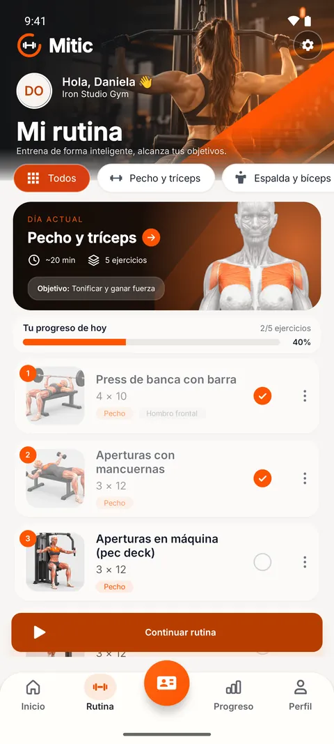 Mapa muscular iluminado en la sesión de pecho y tríceps de la rutina