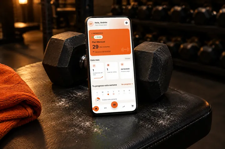 La app Mitic abierta en el inicio del socio, sobre un banco de gimnasio